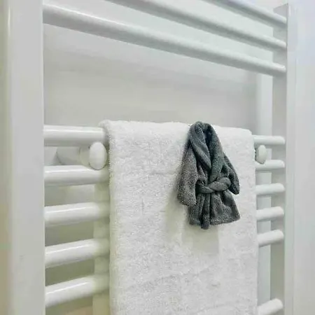 Chic & Renovated- Prime Location - 4 Min Walk To Seaside Appartamento