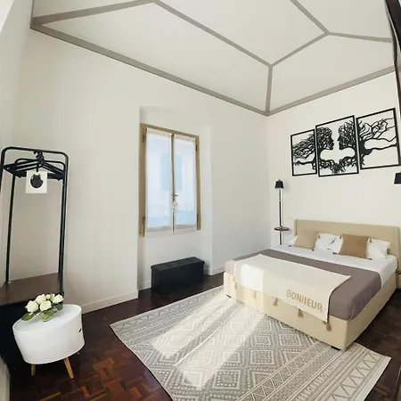 Chic & Renovated- Prime Location - 4 Min Walk To Seaside Apartment